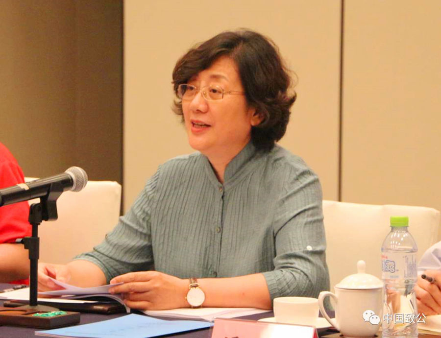 吕彩霞出席会议并讲话_副本
