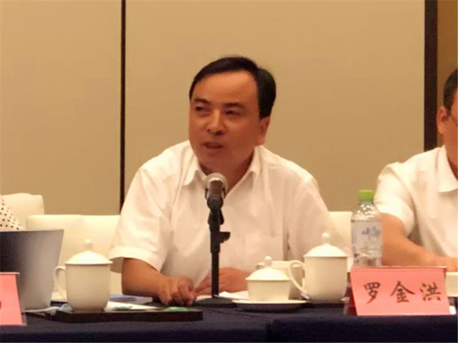 罗金洪代表云南作论文研讨交流_副本