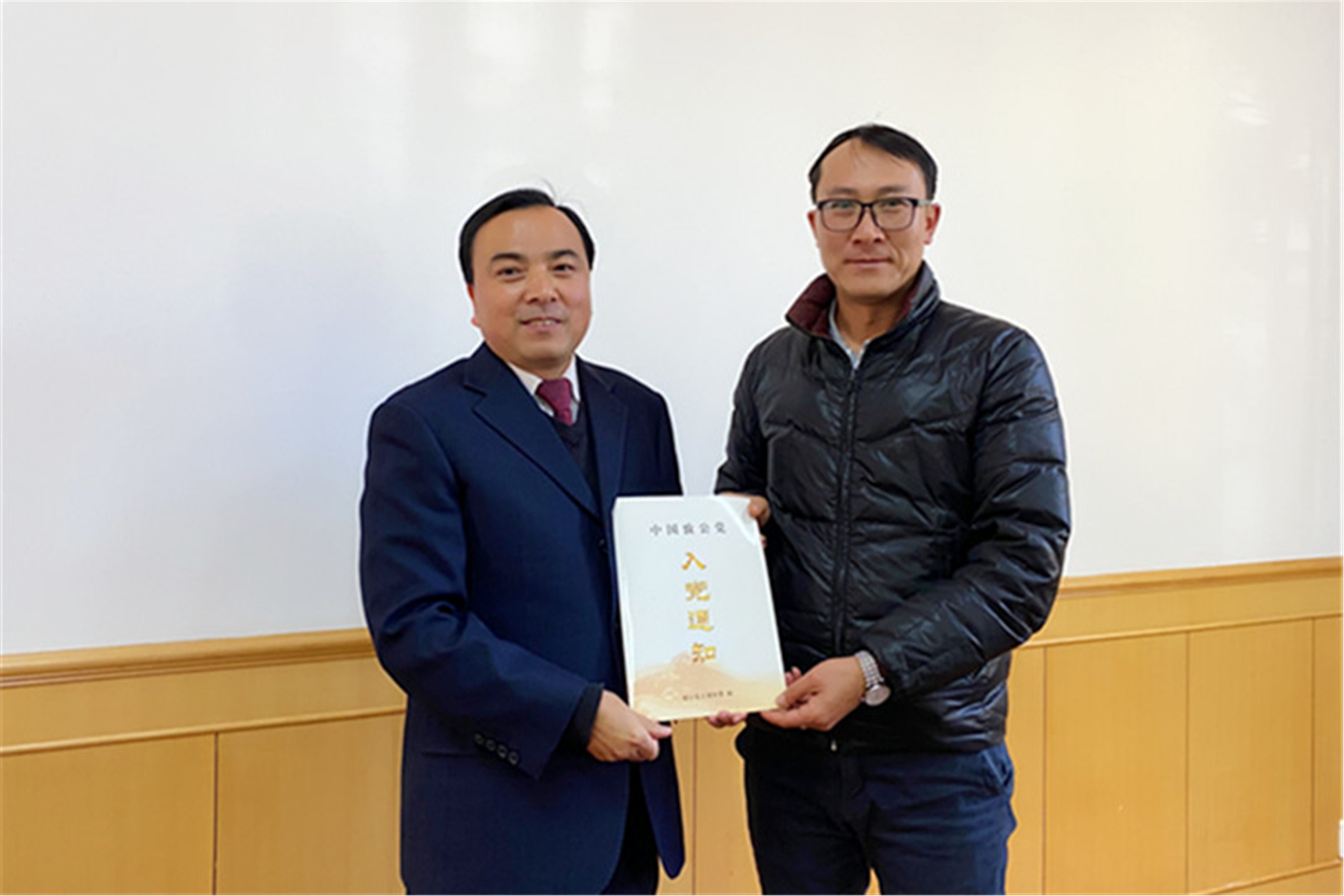 颁发入党通知书2