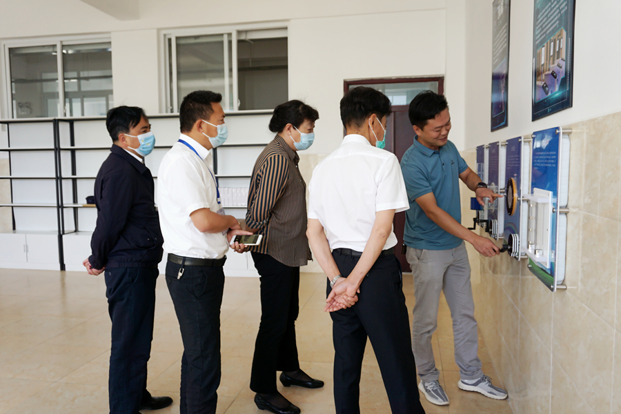 参观科技馆科技展示区