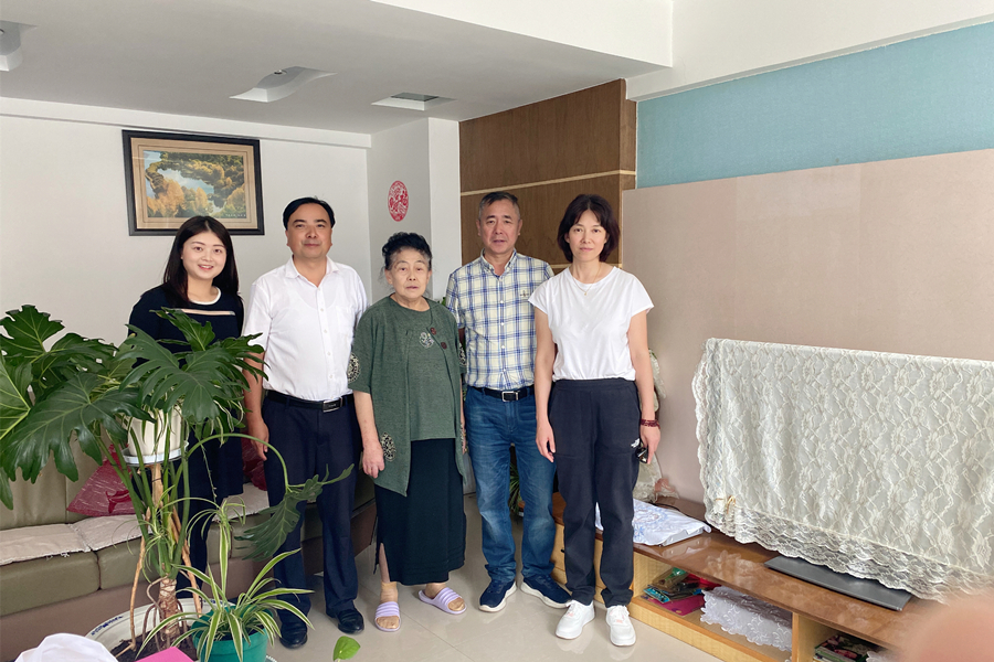 走访慰问老党员