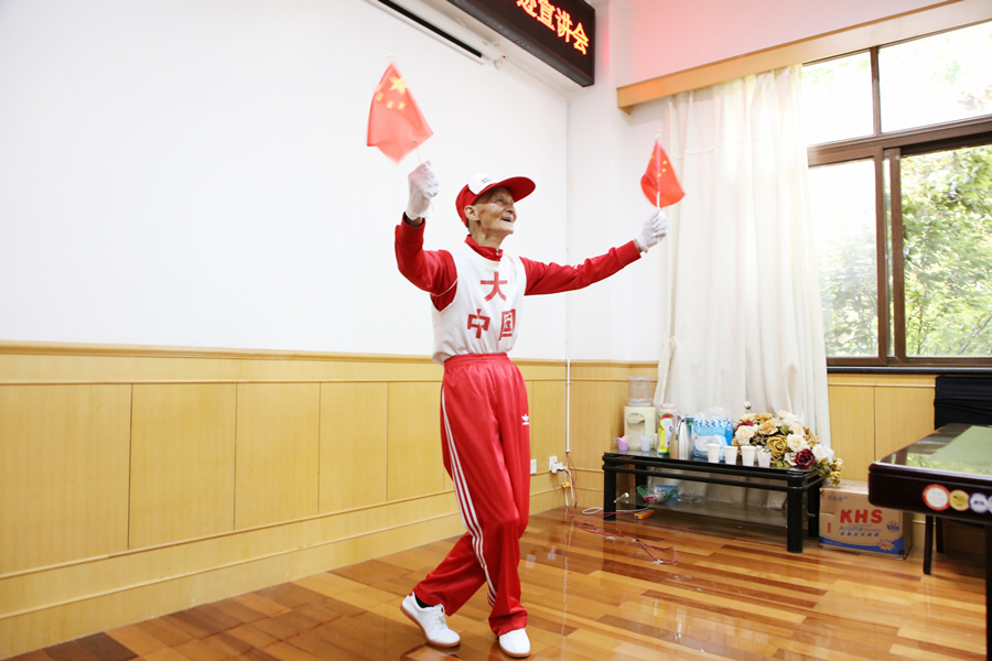 何云同志表演《大中国》