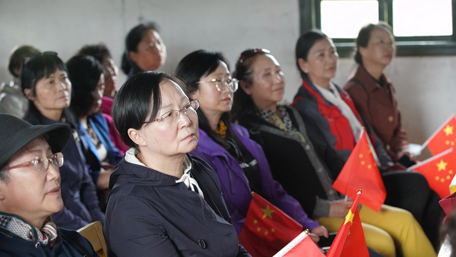 党员们观看视频2