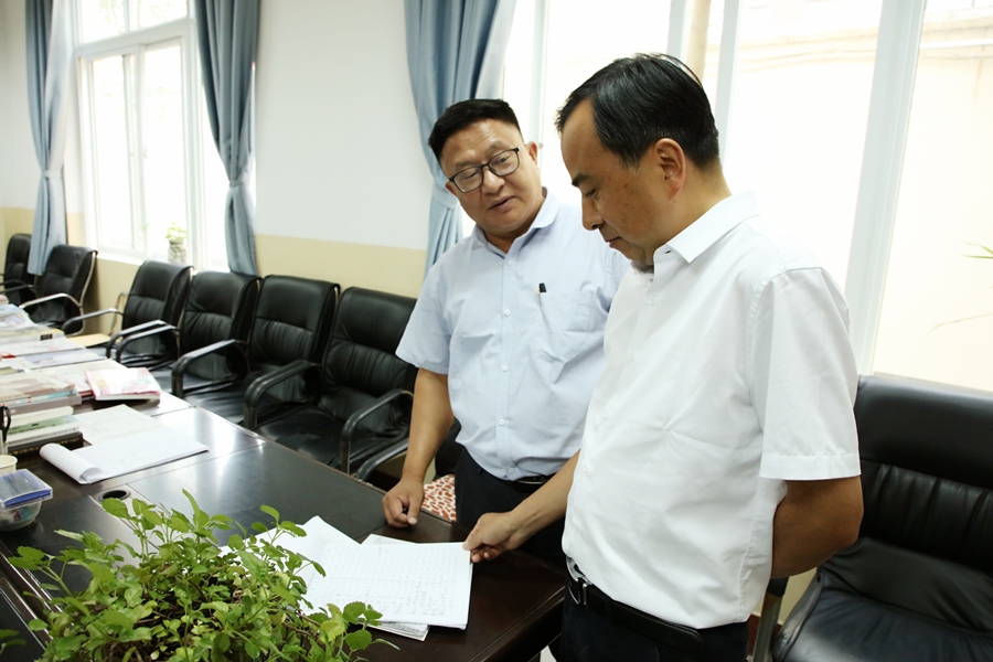 参观学校阅览室