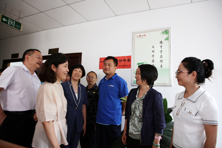 杨洋与党员交流