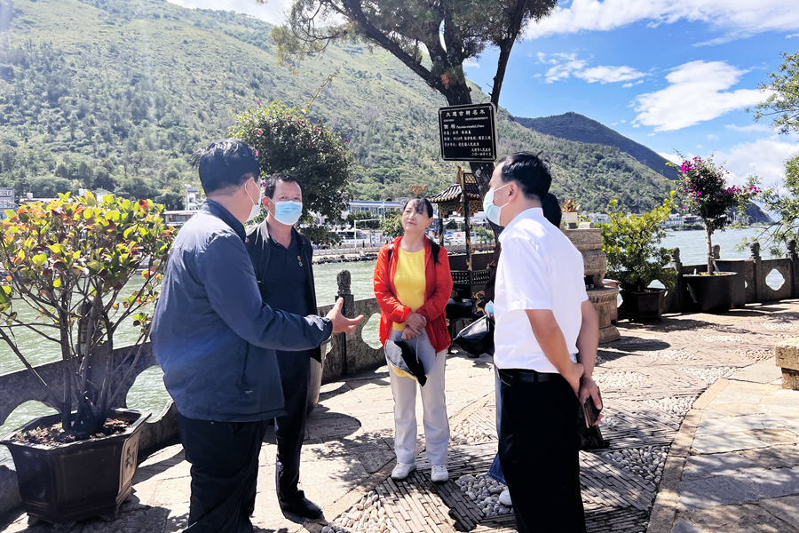 海印村调研洱海保护工作