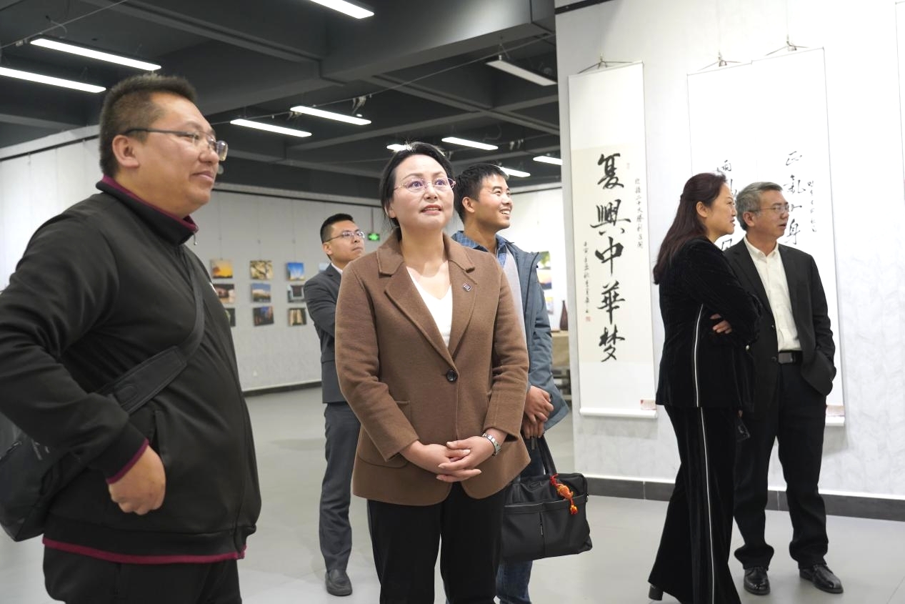 图片2-参观曲靖师范学院廉政文化书画展览馆