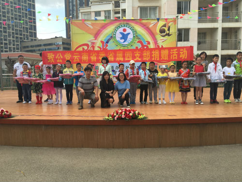 活动现场官庄小学是昆明市西山区前卫办事处南坝中心学校的分校,全校